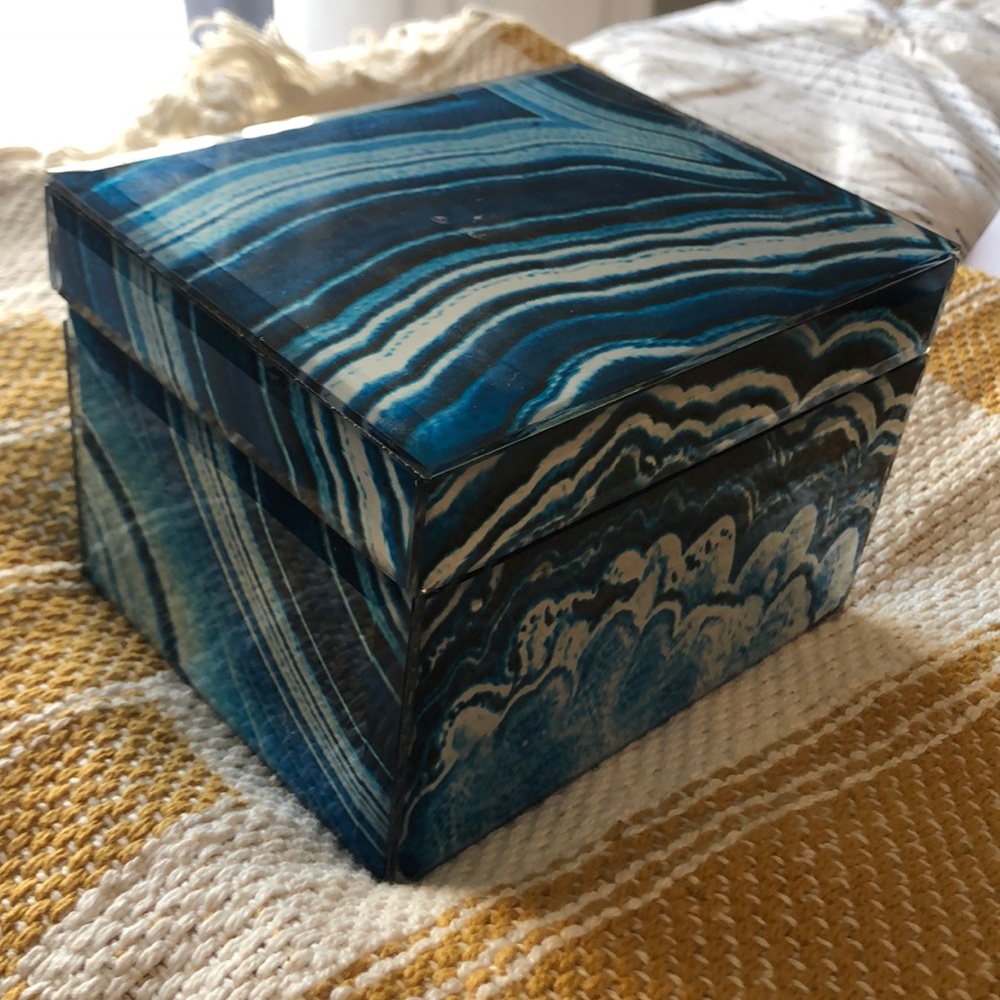 Abstract decorative box - Picture 3 of 7